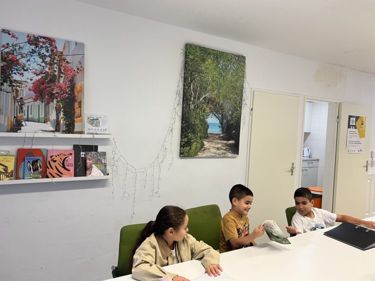 Kinderen werken aan hun huiswerk in het buurtkantoor van BOT in Transvaal