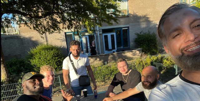 Groepje buurtbewoners tijdens het straatfeest op het Ruth Firstplein