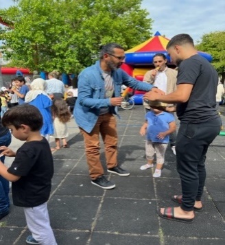 Ouders en kinderen op het plein tijdens het straatfeest