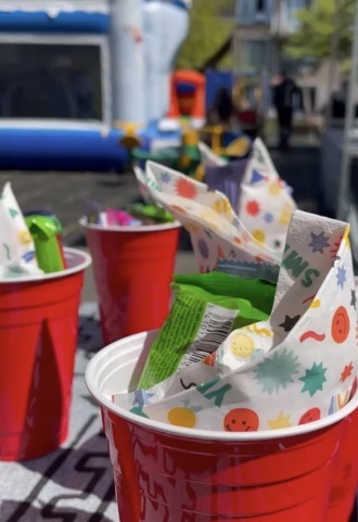 Bekers met limonade en snacks op een tafel tijdens het straatfeest