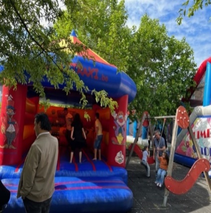 Springkussens en een glijbaan op het Ruth Firstplein tijdens het straatfeest